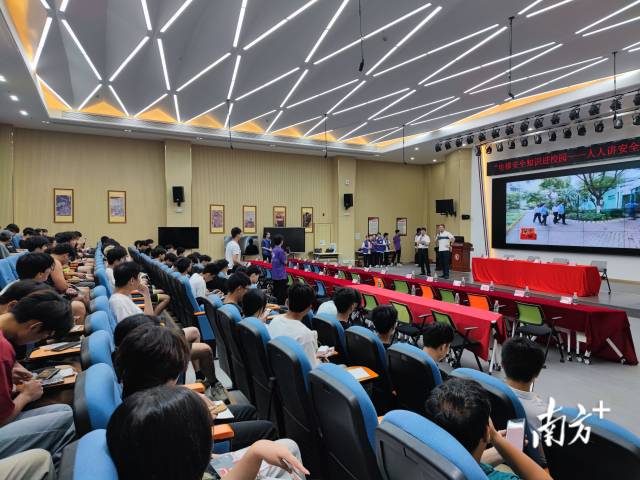 活动期间穿插了有奖互动抢答环节，充分调动同学们的参与热情和对电梯安全专业知识的兴趣，现场气氛活跃热烈。 南方+ 邱淑平 拍摄