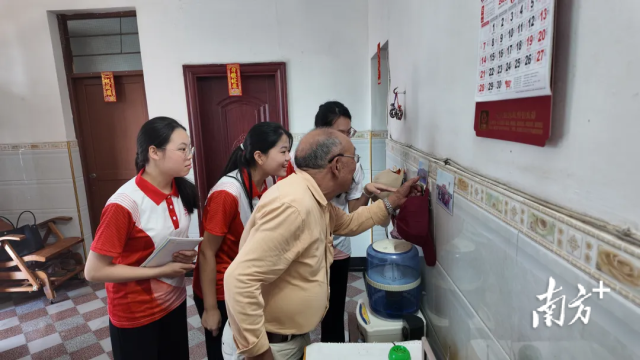 队员们与乡村老人们围坐在一起，以老照片、旧地名、乡音俚语为媒介，引导他们回溯人生中走过的地方、经历的故事、年轻时去过的城市与乡村。